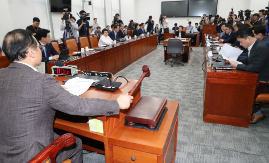 홍영표 정개특위원장이 20일 국회에서 열린 정개특위 전체회의에서 의사봉을 두드리고 있다. 연합뉴스